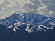 24 Zoom verso Cima Menna (2300 m) ancora ben innevato sul versante nord
